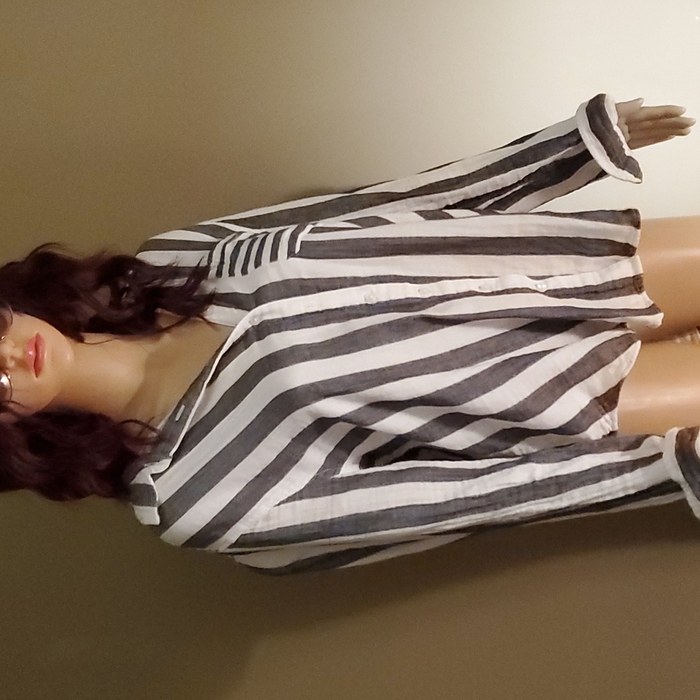 Time true, casual top along  with sexy cat eye sunglasses. No tags but like new